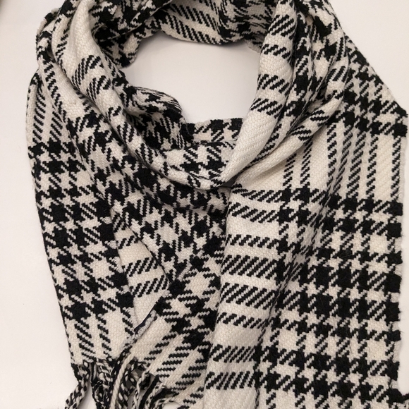 Banana Republic scarf - Picture 5 of 8